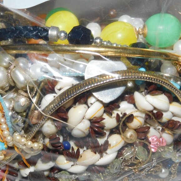 Jewelry Bag Over 4 lbs. Of Craft Jewelry & Beads - Picture 6 of 6